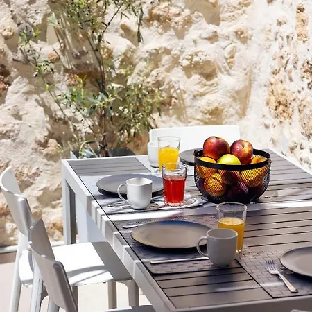 Vasan Suite - Luxury Old Town House With Private Jacuzzi & Free Parking Casa vacanze