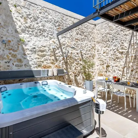 Vasan Suite - Luxury Old Town House With Private Jacuzzi & Free Parking Dom wakacyjny