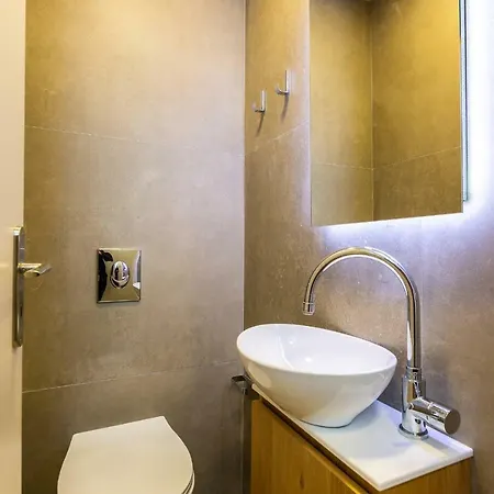 Vasan Suite - Luxury Old Town House With Private Jacuzzi & Free Parking Dom wakacyjny