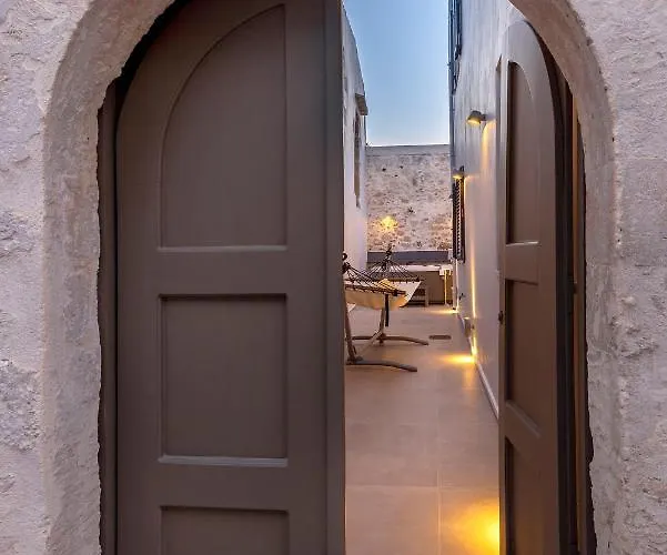 Vasan - Luxury Old Town House With Private Jacuzzi & Free Parking Casa vacanze